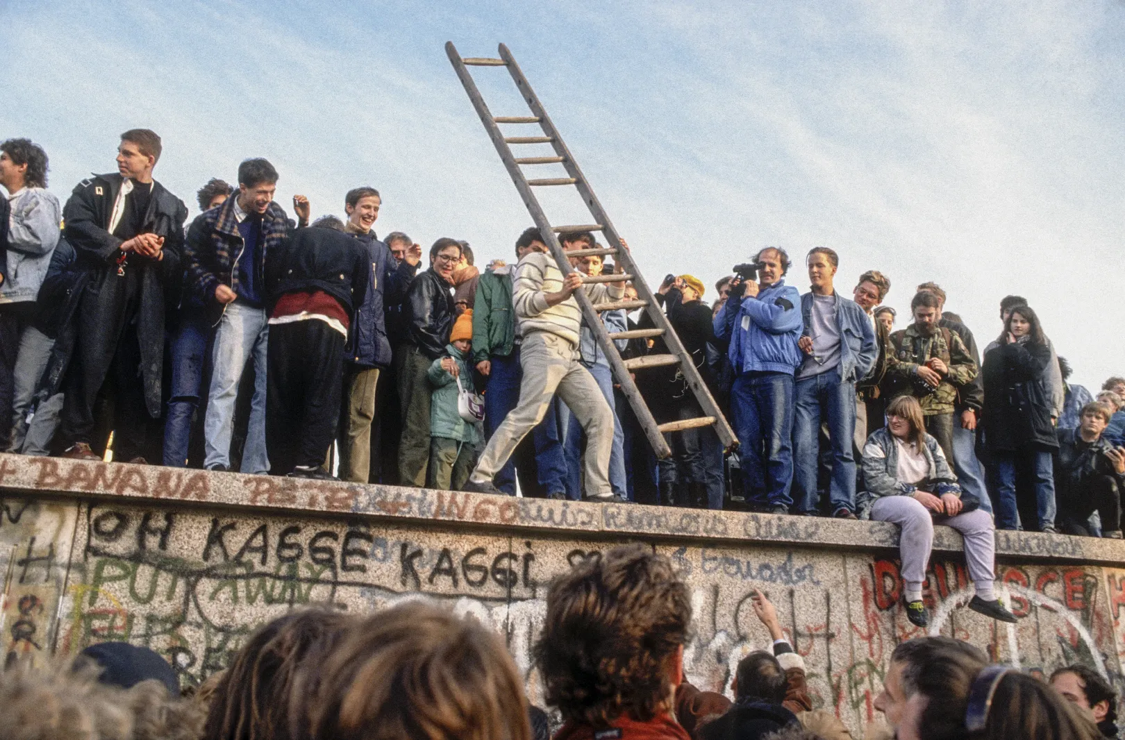  Fiatalok a falon a Brandenburgi kapunál, Berlinben, 1989. november 10-én – Fotó: Chris Niedenthal