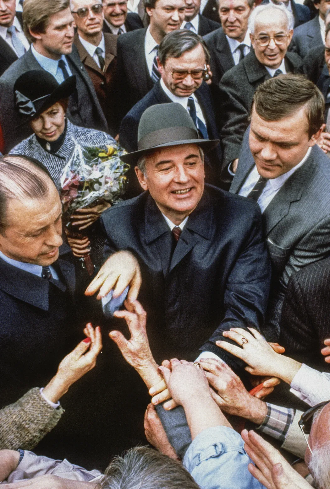 Prága, Csehszlovákia, 1987. április 9. Mihail Gorbacsov, a Szovjetunió Kommunista Pártjának utolsó főtitkára, a peresztrojka életre hívója, a Szovjetunió első és utolsó Nobel-békedíjas elnökének látogatása – Fotó: Chris Niedenthal