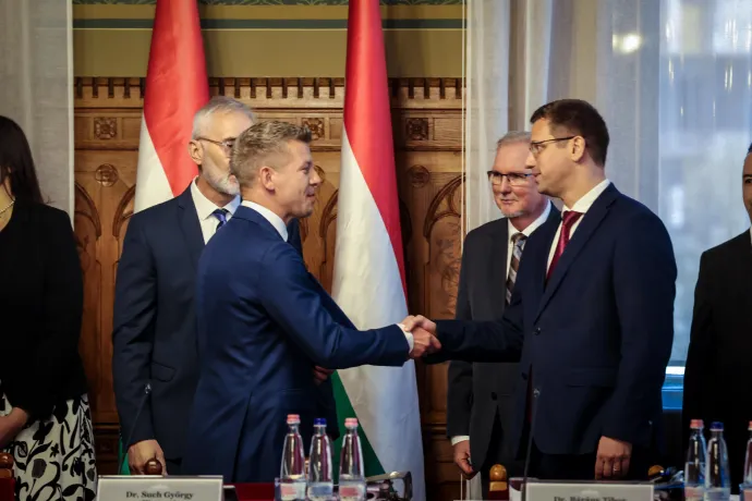 Magyar Péter és Gulyás Gergely kezet fognak a Parlamentben – Fotó: Huszti István / Telex