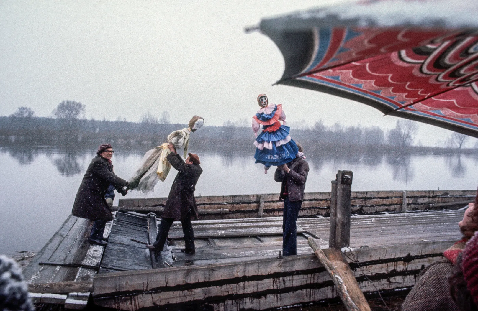 Kurpie, 1975. március 21., két marzanna (kiszebábu) vízbe fojtása a tavasz első napján – Fotó: Chris Niedenthal