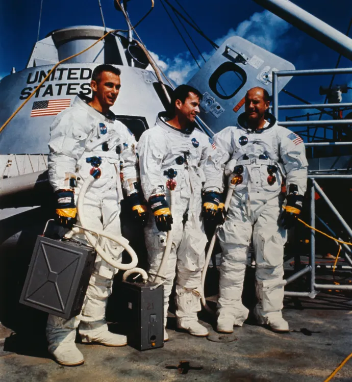 Az Apollo–10 fő legénysége: Eugene A. Cernan, John W. Young, Thomas P. Stafford – Fotó: Bettmann / Getty Images