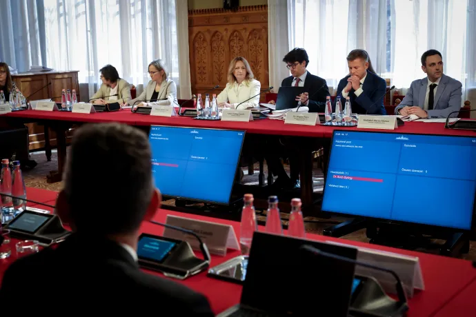 Néhány vágókép elkészítése után a sajtónak el kellett hagynia az üléstermet – Fotó: Huszti István / Telex