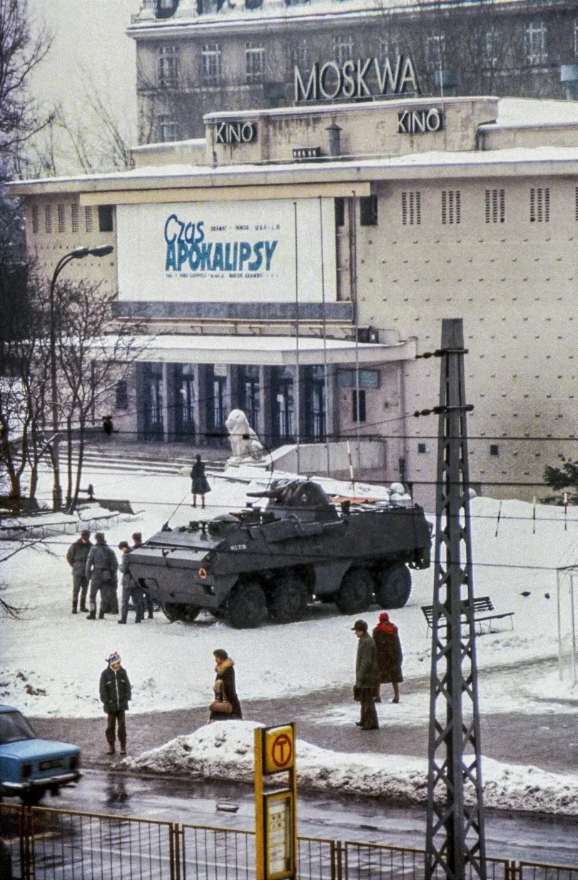 Apokalipszis, most egy moziban Varsóban, a Puławska utca 19. szám alatt, 1981. december 14-én, a hadiállapot második napján // A ZOMO bevetése egy békés tüntetésen Varsóban, a Kastély téren (plac Zamkowy), 1982. május 3-án – Fotó: Chris Niedenthal