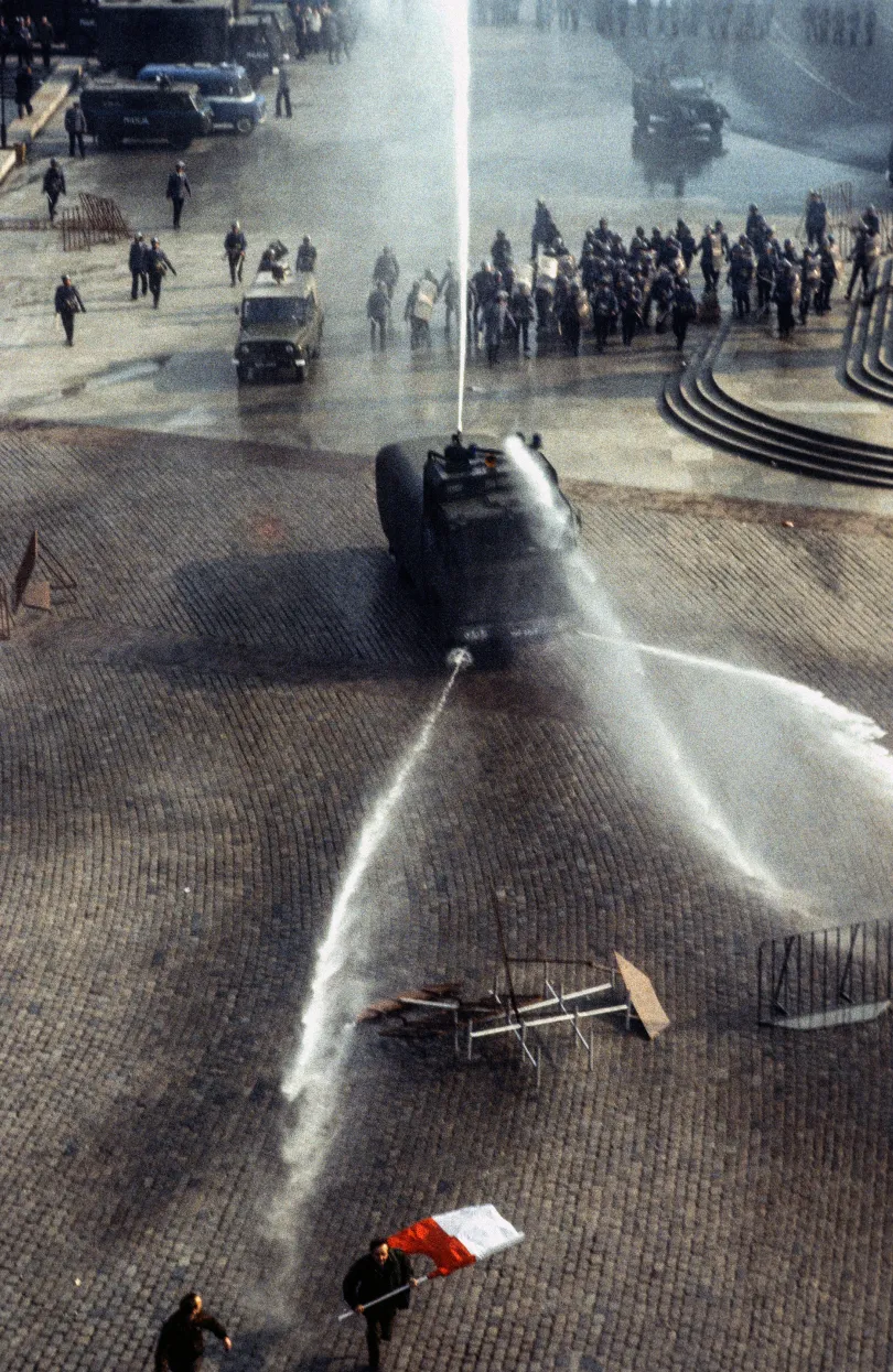 Apokalipszis, most egy moziban Varsóban, a Puławska utca 19. szám alatt, 1981. december 14-én, a hadiállapot második napján // A ZOMO bevetése egy békés tüntetésen Varsóban, a Kastély téren (plac Zamkowy), 1982. május 3-án – Fotó: Chris Niedenthal