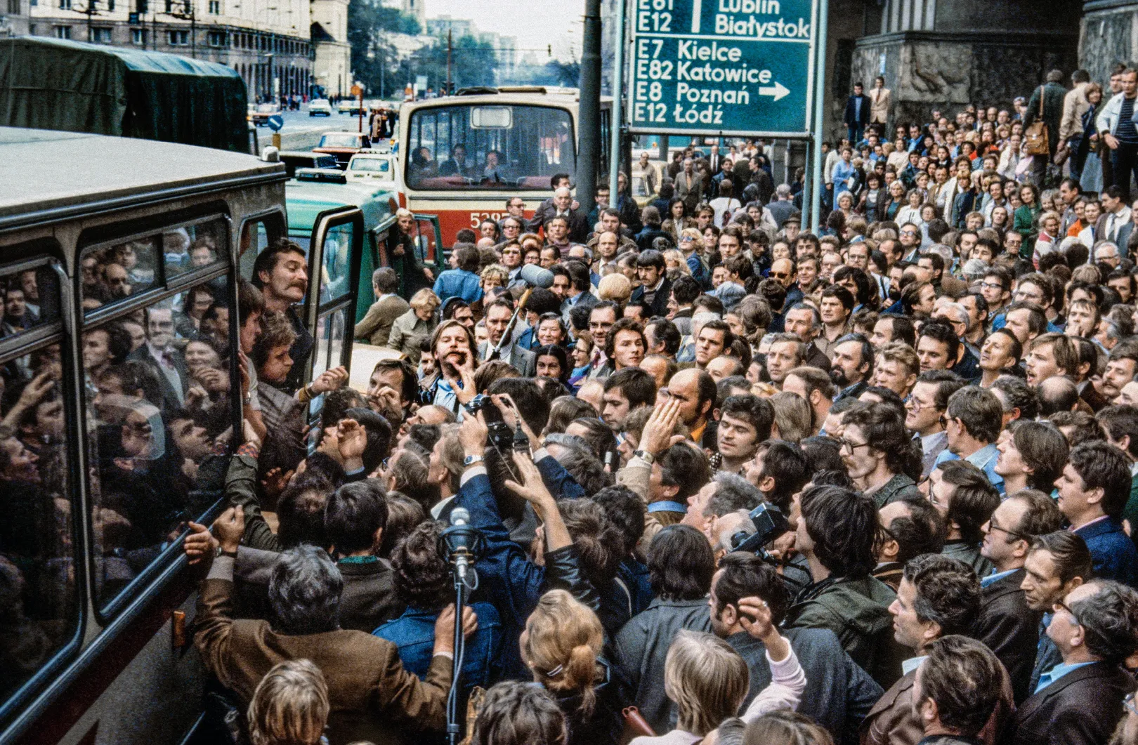 Varsó, Świerczewskiego (jelenleg Solidarności) sugárút 127., 1980. november 10., Lech Wałęsa a legfelsőbb bíróság előtt a Szolidaritás Független Szakszervezet (NSZZ „Solidarność”), a keleti blokk első, kormánytól és kommunista párttól független szakszervezetének bejegyzése után – Fotó: Chris Niedenthal