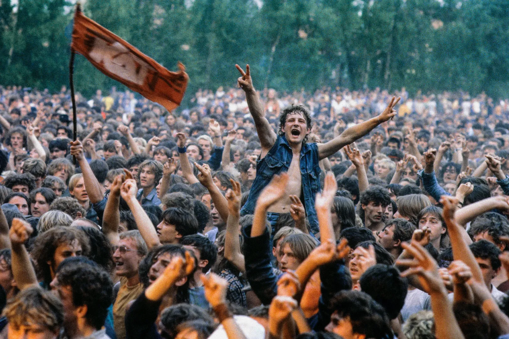 Rockfesztivál Jarocinban, 1985 augusztusában. A fesztivált 1980-ban, Walter Chełstowski kezdeményezésére alapították, sokáig ez volt a legnagyobb ifjúsági (elsősorban rock-) zenei fesztivál a keleti blokk országaiban – Fotó: Chris Niedenthal
