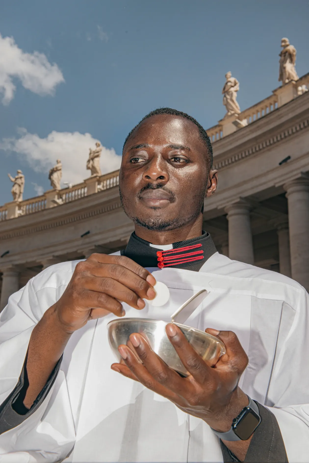 2025. május 7-én volt a pápai konklávé első napja. Becslések szerint 45 ezer ember gyűlt össze, hogy szemtanúi legyenek annak, ahogy megválasztják Ferenc pápa utódját. Az imádságokat összehangolták a Sixtusi kápolna szavazási beosztásával. / Egy pap ostyát oszt Ferenc pápa temetésén. A temetésen négyezer pap celebrált kétszázezer gyászolónak. Az intézményes változás ideje alatt folytatták az eukarisztiát, holott akkor még nem volt pápa – Fotó: Jean-Marc Caimi & Valentina Piccinni 