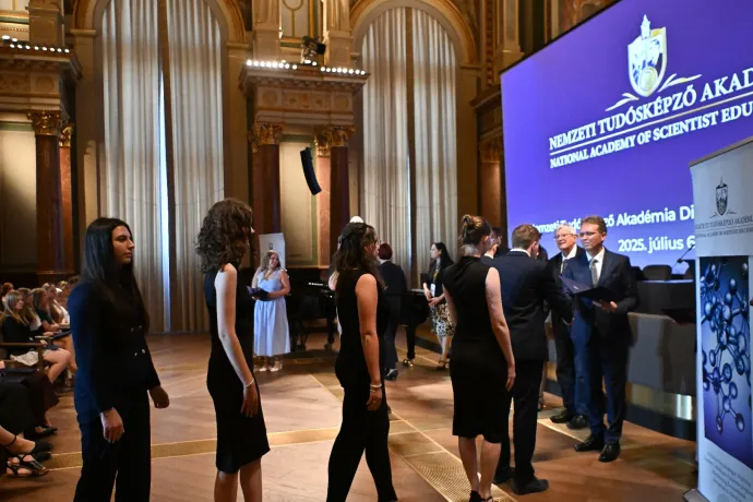 A belpolitikai helyzetre hivatkozva hátrált ki a Nobel-díjas Krausz Ferenc alapítványa egy sikeres tehetséggondozó program mögül