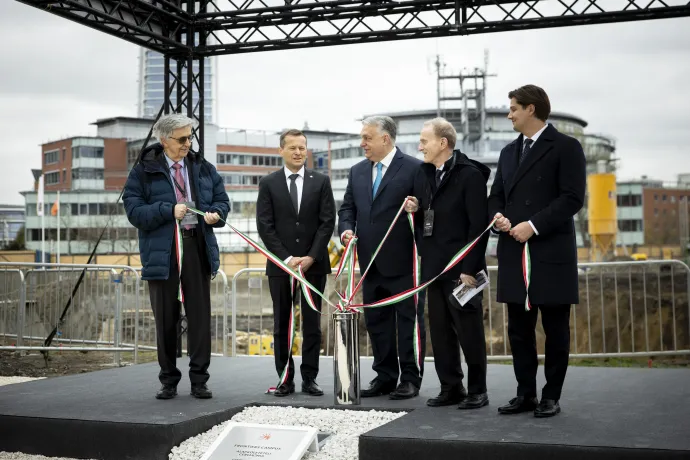 Krausz Ferenc Nobel-díjas kutató (b2), az Élvonal Alapítvány kuratóriumi elnöke, a kuratórium tagjai és Orbán Viktor miniszterelnök társaságában helyez el egy időkapszulát a Frontiers Campus kutatóközpont alapkőletételi ünnepségén, Budapesten, 2026. március 31-én – Fotó: Fischer Zoltán / Miniszterelnöki Kommunikációs Főosztály / MTI