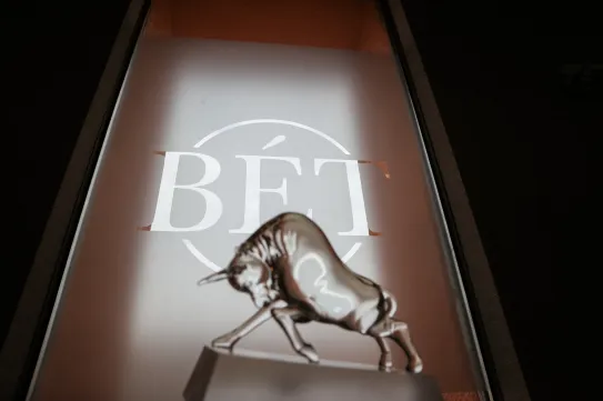 Sűrű napja van a Molnak és az OTP-nek, emelkedéssel indult a nap a magyar tőzsdén