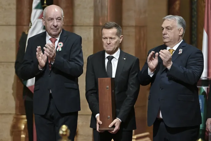 Krausz Ferenc átveszi a Széchenyi-díjat a Kossuth- és Széchenyi-díjak ünnepélyes átadásán, 2026. március 14-én. Mellette Sulyok Tamás köztársasági elnök és Orbán Viktor miniszterelnök – Fotó: Illyés Tibor / MTI