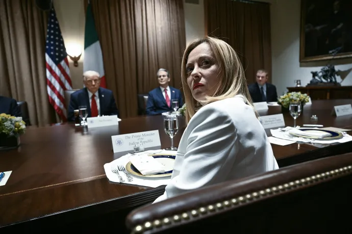 Giorgia Meloni olasz miniszterelnök a Fehér Ház kabinettermében tartott munkaebéden 2025. április 17-én – Fotó: Brendan Smialowski / AFP