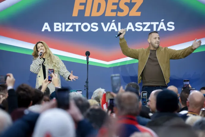 Radics Gigi és Curtis a színpadon Orbán Viktor miniszterelnök országjárásának miskolci állomásán 2026. március 21-én – Fotó: Huszti István / Telex