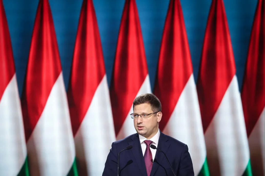 Gulyás Gergely bejelentette, hogy a leköszönő kormány döntött a védett üzemanyagár fenntartásáról