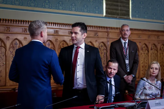 Magyar Péter fog kezet Novák Előddel, mellettük jobbra Toroczkai László és Dúró Dóra, a Mi Hazánk delegációja az Országgyűlés alakuló ülését előkészítő tárgyaláson az Országházban 2026. április 17-én – Fotó: Huszti István / Telex