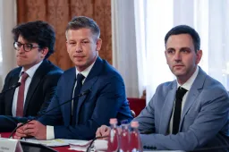 Ki az az ember világoskék öltönyben, aki elkísérte Magyar Pétert a Parlamentbe?