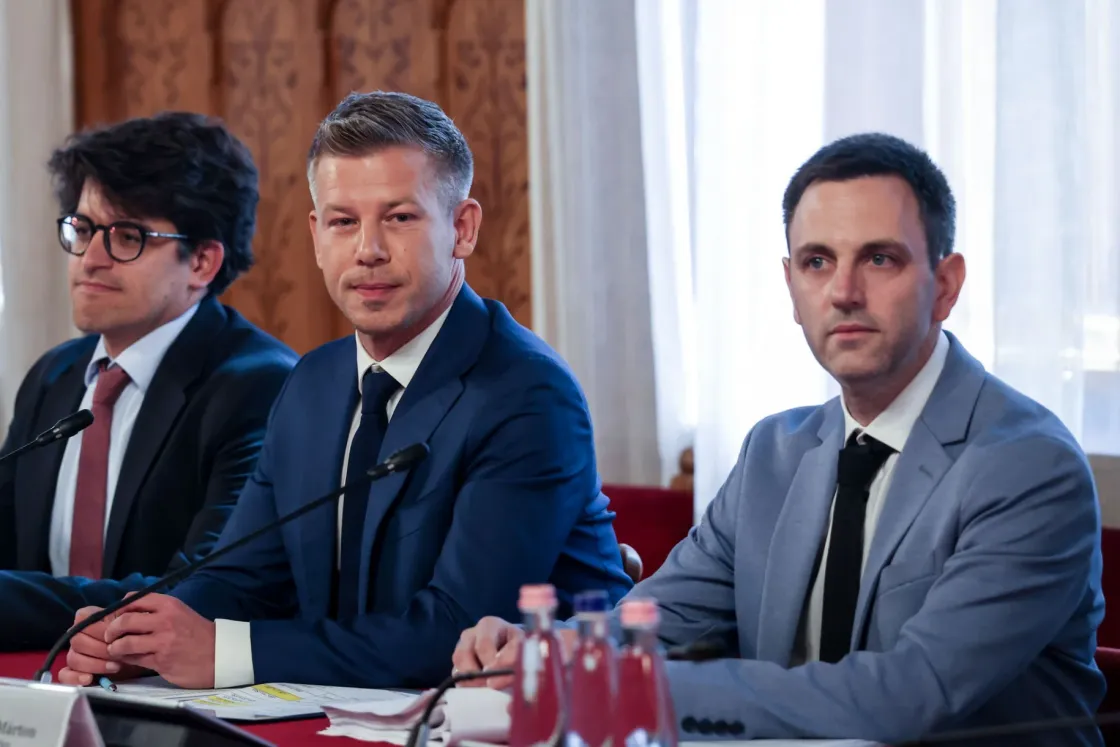 Ki az az ember világoskék öltönyben, aki elkísérte Magyar Pétert a Parlamentbe?