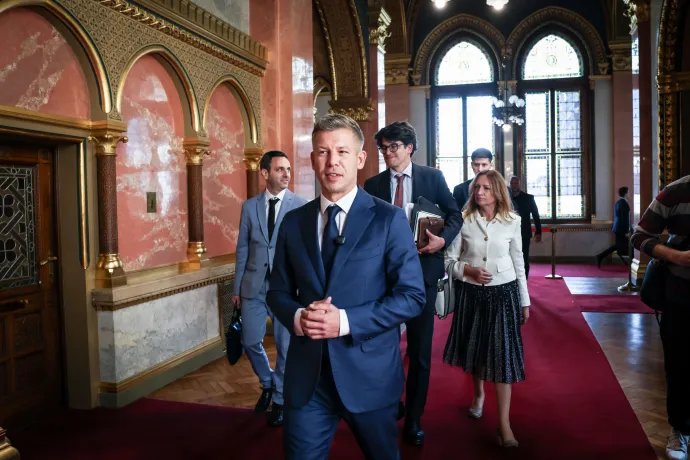 Melléthei-Barna Márton, Velkey György László és Bujdosó Andrea Magyar Péter mögött az Országház folyosóján – Fotó: Huszti István / Telex