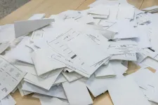 Elkezdték összeszámolni az átjelentkezők és a külképviseleten voksolók szavazatait