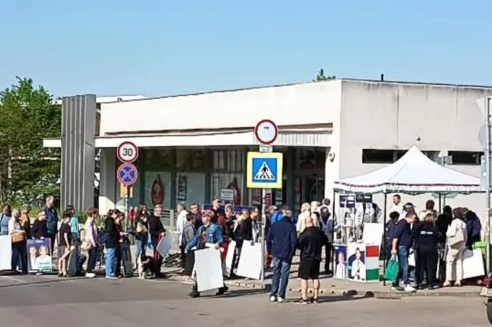 Hosszú órákig álltak sorban az emberek, hogy a Tisza politikusaival aláírassák a plakátjaikat
