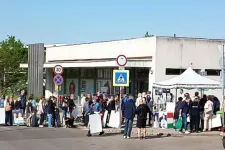 Hosszú órákig álltak sorban az emberek, hogy a Tisza politikusaival aláírassák a plakátjaikat