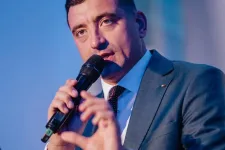 George Simion a PSD gyűlésének helyszínén bukkant fel, miután pénteken Călin Georgescuval látták