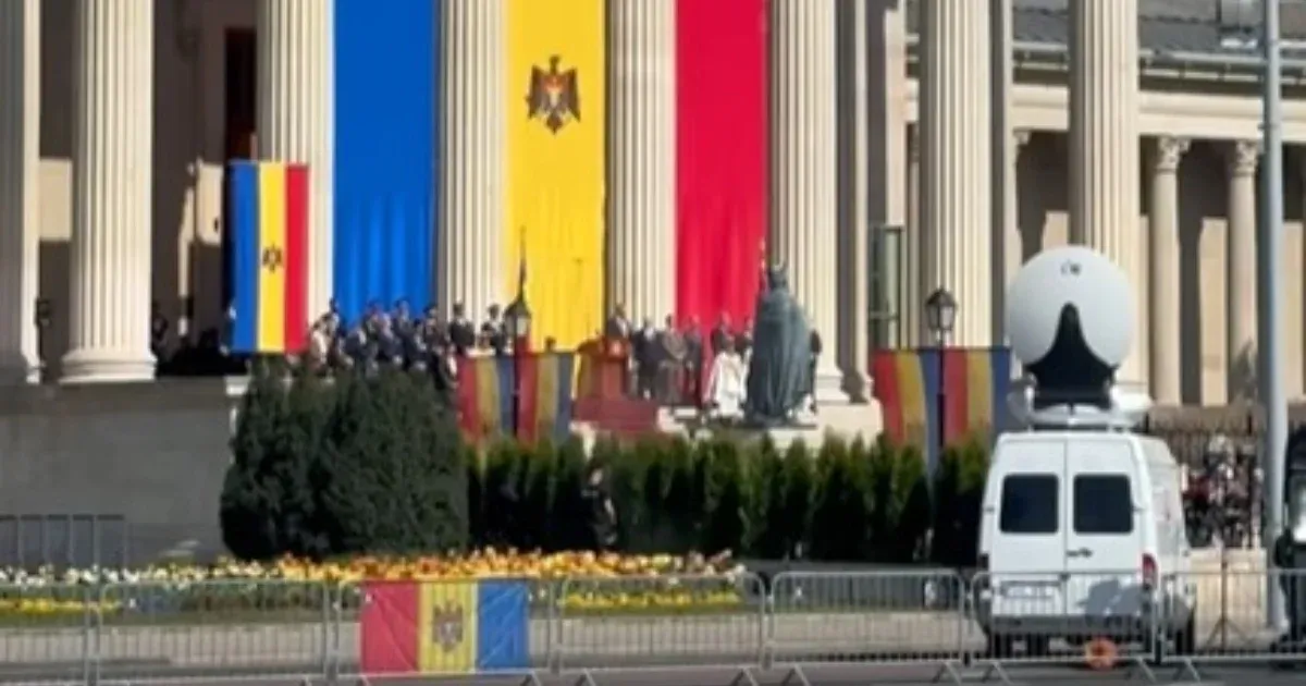 Piros-sárga-kékbe vonták a budapesti Szépművészeti Múzeumot