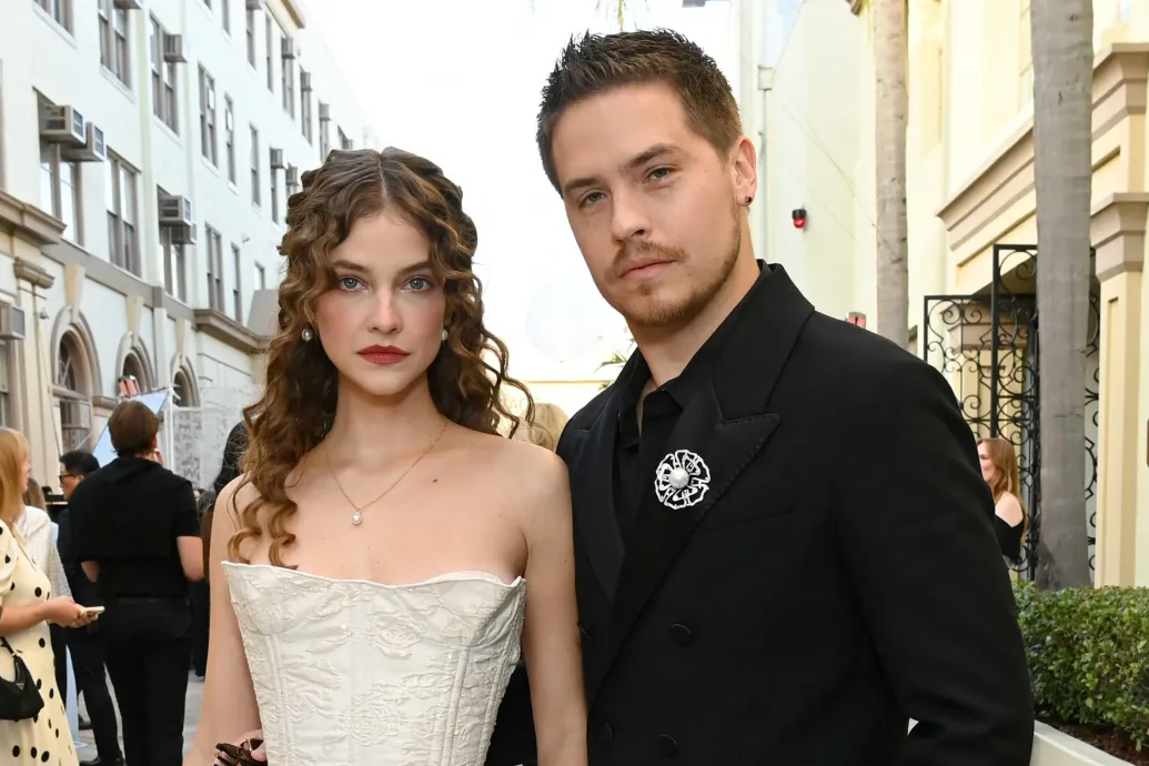 Idegen jelent meg Palvin Barbaráék kertjében, Dylan Sprouse fegyverrel állította meg