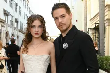 Idegen jelent meg Palvin Barbaráék kertjében, Dylan Sprouse fegyverrel állította meg
