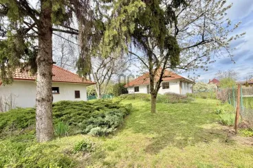 Angol Chippendale konyha vagy hőszivattyú? Egy újépítésű és egy 28 éves ingatlan versenye