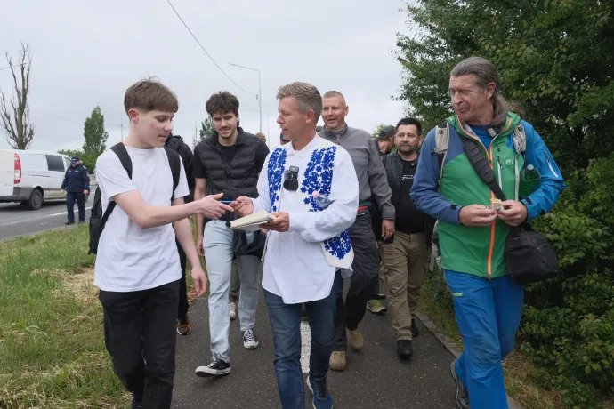 Első kép: Nyíri Attila, a nagyváradi Ady Tisza Sziget alapítója gyalogol Nagyvárad felé Magyar Péterrel. Második kép: Nyíri Attila, Nagy Ervin és Kátai István Nagyvárad főterén, miután Magyar Péter és a vele gyalogló tiszások megérkeztek a város központjába – Fotó: Márkos Tamás / Transtelex