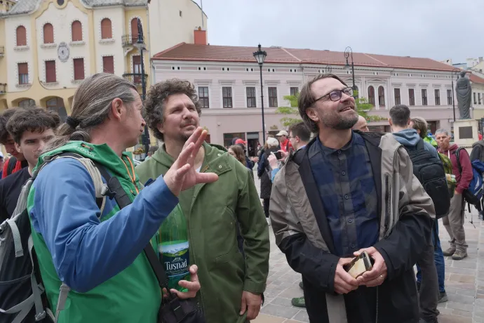 Első kép: Nyíri Attila, a nagyváradi Ady Tisza Sziget alapítója gyalogol Nagyvárad felé Magyar Péterrel. Második kép: Nyíri Attila, Nagy Ervin és Kátai István Nagyvárad főterén, miután Magyar Péter és a vele gyalogló tiszások megérkeztek a város központjába – Fotó: Márkos Tamás / Transtelex