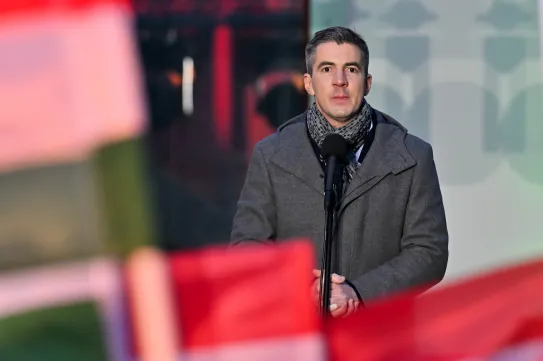 Kocsis Máté szerint nem tiltatta le a Hír TV-s interjút, baki történt, majd a Fidesz saját kis árulóiról és pénzéhes potyautasokról írt