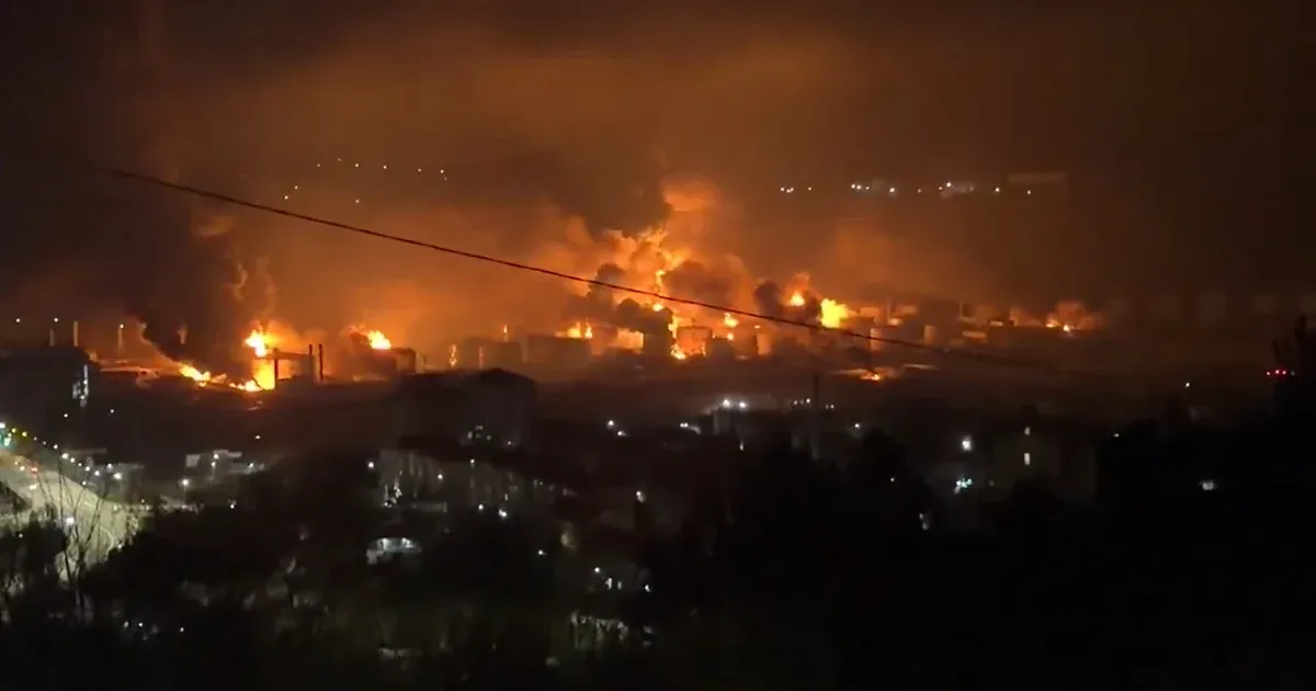 Ukrán dróntámadás miatt ég egy orosz olajfinomító