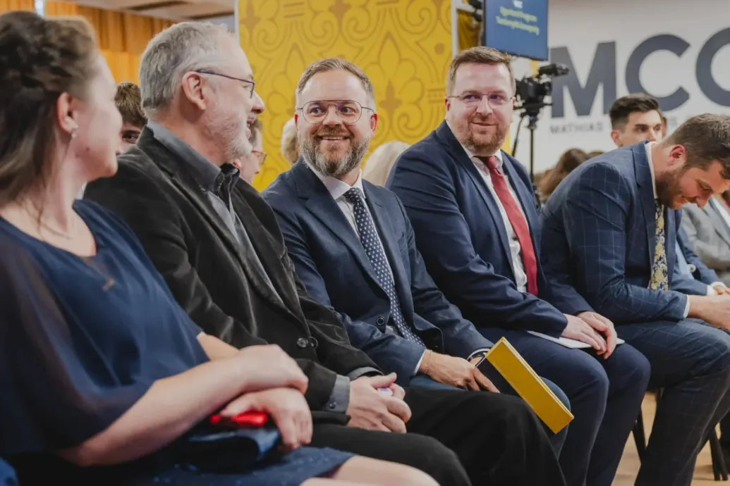 Erdélyben még nem a pánikolnak az MCC-sek a Tisza győzelme után – Forrás: Telex.hu