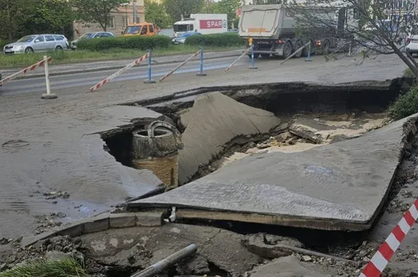 Beszakadt az úttest a Róbert Károly körúton egy csőtörés miatt – Forrás: Telex.hu