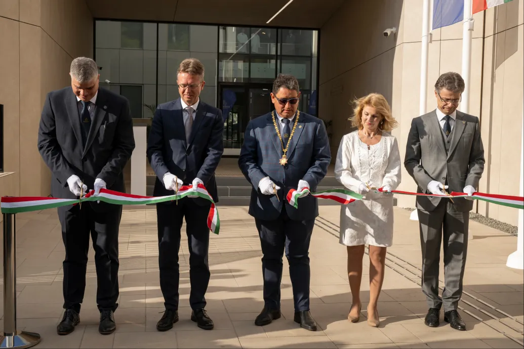 A választás előtt átadták, majd visszakordonozták a Semmelweis félkész épületét