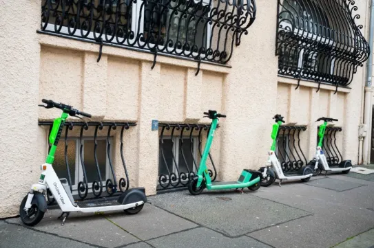 Korlátozni fogják Kolozsváron a bérelhető elektromos rollerek sebességét bizonyos zónákban