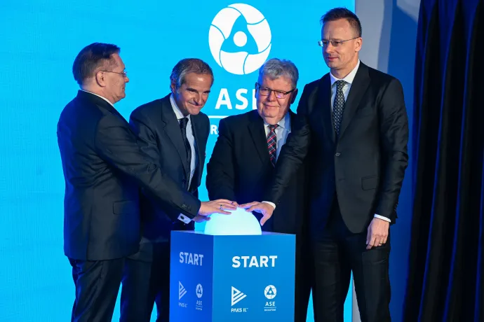 Alekszej Lihacsov, a Roszatom orosz állami nukleáris energetikai vállalat vezérigazgatója, Rafael Mariano Grossi, a Nemzetközi Atomenergia-ügynökség főigazgatója, Süli János, a térség KDNP-s országgyűlési képviselője és Szijjártó Péter külgazdasági és külügyminiszter a Paks II. atomerőmű első betonöntési ünnepségén, 2026. február 5-én – Fotó: Máthé Zoltán / MTI