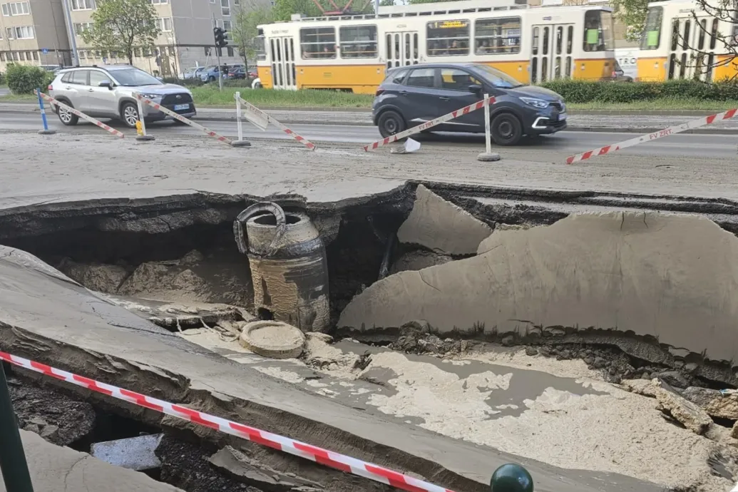 Hétvégéig korlátozzák a forgalmat Róbert Károly körúti csőtörés miatt