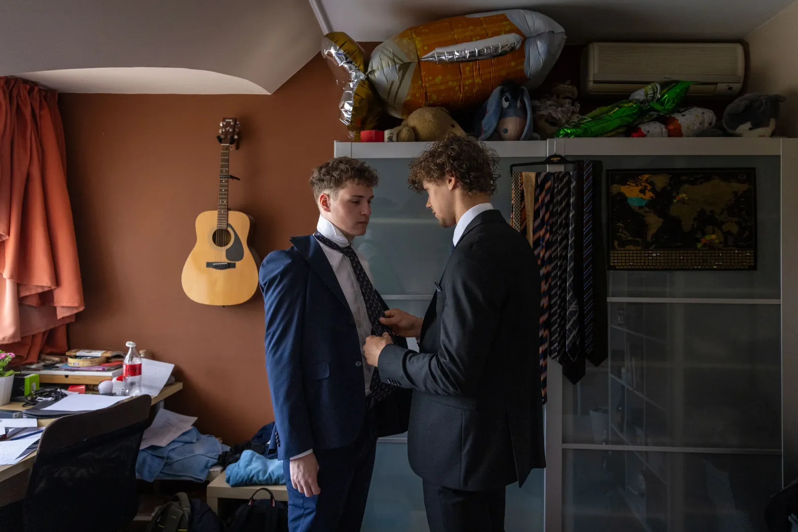 Andris és Bazsa, Bálint legközelebbi barátai a ballagási ünnepségre készülődnek