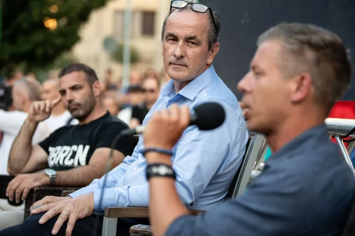 Hegedűs Zsolt Magyar Péter országjárásának debreceni helyszínén, 2025.07.23-án – Fotó: Bődey János / Telex