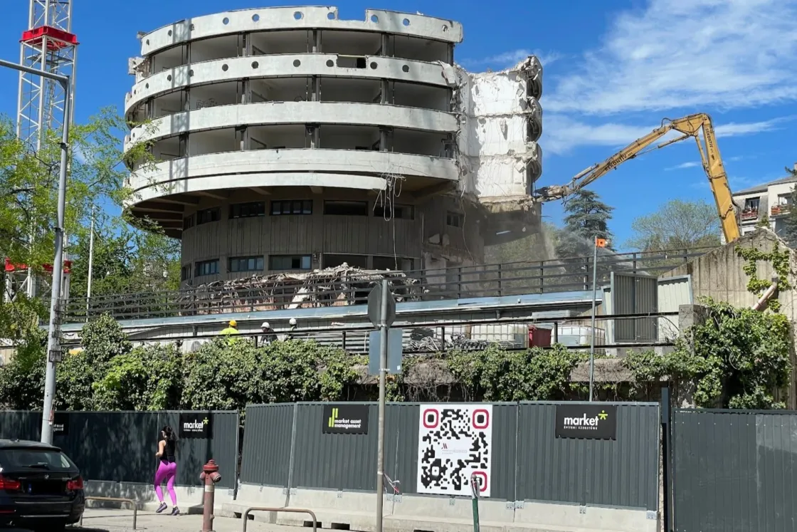 Lekerült a csúszópajzs, betonharapóval bontják a Körszálló alsó részét