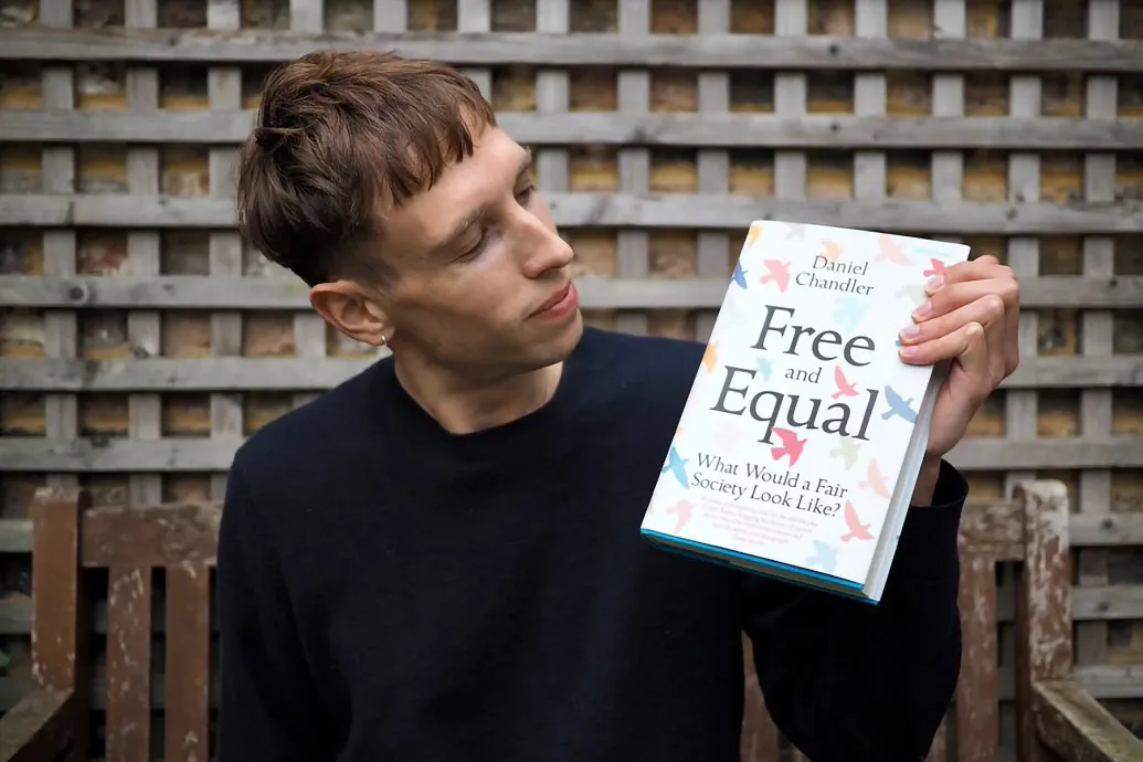 Egy könyv, amely segít méltányos társadalmat kialakítani