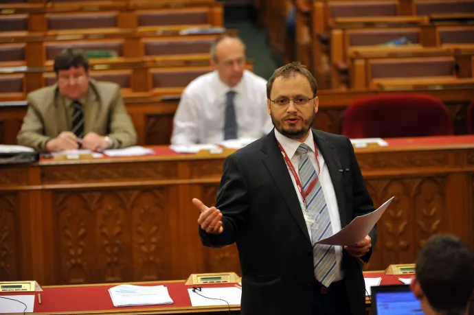 Kármán András, a Nemzetgazdasági Minisztérium adó- és pénzügyekért felelős államtitkára napirend előtt felszólalásra válaszol az Országgyűlés plenáris ülésén 2011. április 27-én – Fotó: Soós Lajos / MTI