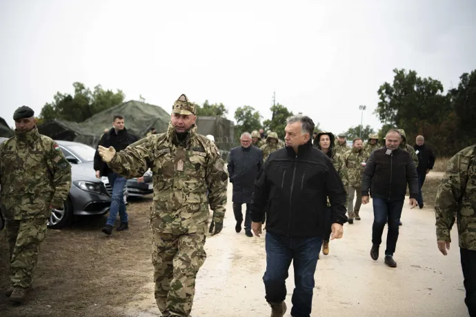 Orbán Viktor miniszterelnök és Ruszin-Szendi Romulusz altábornagy, a Magyar Honvédség parancsnoka érkezik a honvédség őszi hadgyakorlatára a haderőfejlesztésről tartott kihelyezett kormányülés után a hajmáskéri Központi Gyakorló- és Lőtéren 2021. szeptember 30-án – Fotó: Benko Vivien Cher / Miniszterelnöki Sajtóiroda / MTI