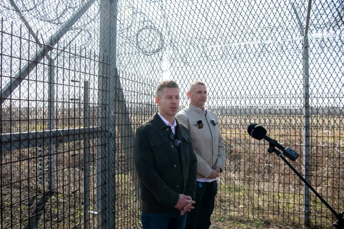 Magyar Péter és Ruszin-Szendi Romulusz a Tiszaszigeten közeli határkerítésnél tartott sajtótájékoztatón 2025. március 3-án – Fotó: Bődey János / Telex