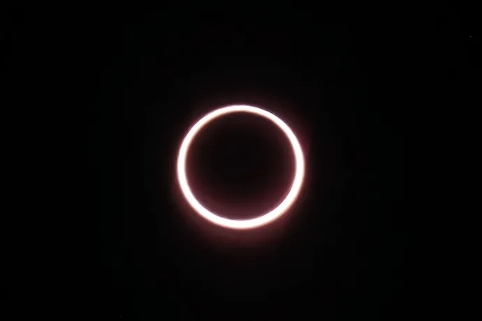 Az idei első napfogyatkozást csak 12 ember látta a Földön, egyikük végig is fotózta az egészet