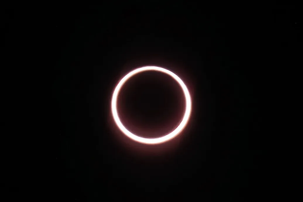 Az idei első napfogyatkozást csak 12 ember látta a Földön, egyikük végig is fotózta az egészet