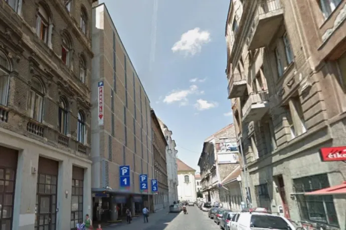 Nem garázsokkal és parkolóházakkal kellene megoldani Budapest parkolási problémáit
